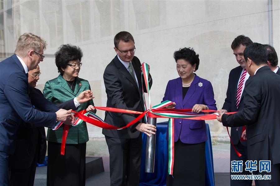 6月18日，在匈牙利布達佩斯，中國國務院副總理劉延東在考察匈牙利塞梅爾維斯醫科大學時為健康學院新教學樓奠基。中國國務院副總理劉延東18日在布達佩斯考察匈牙利塞梅爾維斯醫科大學并出席中匈中醫藥教育合作系列活動。 新華社發（弗爾季·奧蒂洛攝） 