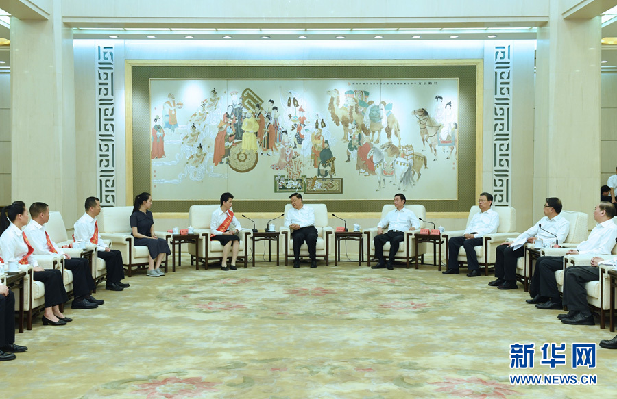 6月21日，廖俊波同志先進事跡報告會在北京人民大會堂舉行。報告會前，中共中央政治局常委、中央書記處書記劉云山會見報告團成員，代表習近平總書記，代表黨中央，向廖俊波同志家屬表示親切慰問，并頒發黨中央追授廖俊波同志“全國優秀共產黨員”證書、獎章。新華社記者 饒愛民 攝