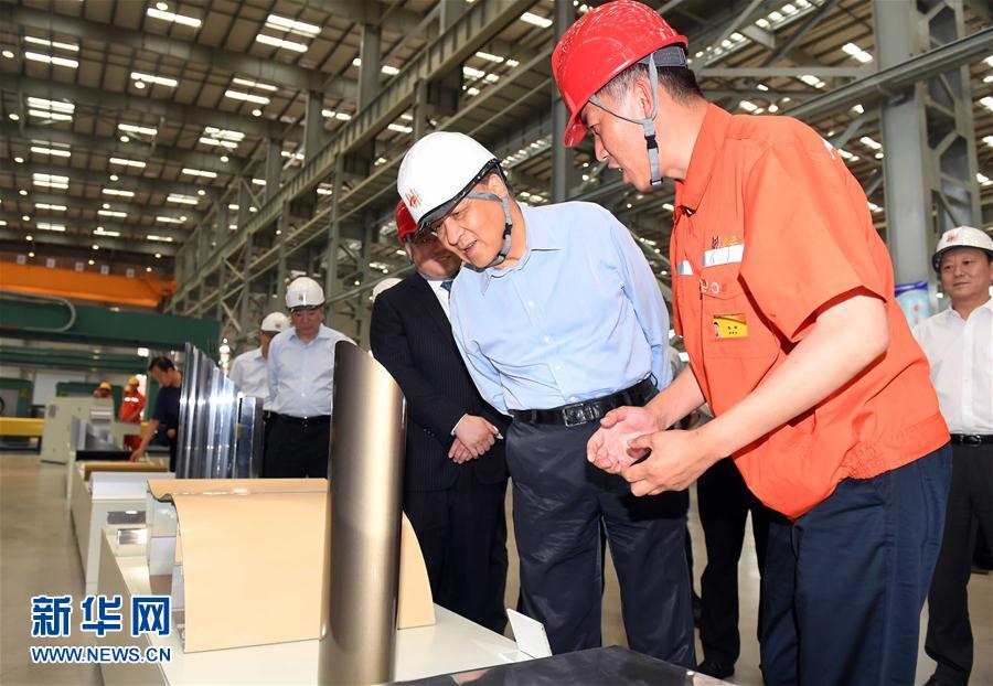 6月22日至24日,中共中央政治局常委、中央書記處書記劉云山在遼寧調研。這是6月22日,劉云山在營口市忠旺鋁業公司調研。 新華社記者張鐸 攝 6月22日至24日,中共中央政治局常委、中央書記處書記劉云山在遼寧調研。這是6月22日,劉云山在營口市忠旺鋁業公司調研。 新華社記者張鐸 攝