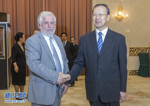 6月28日，中共中央書記處書記、全國政協(xié)副主席、中國經(jīng)濟(jì)社會理事會主席杜青林在北京會見歐盟經(jīng)濟(jì)社會委員會主席達(dá)西斯。 新華社記者 崔新鈺 攝