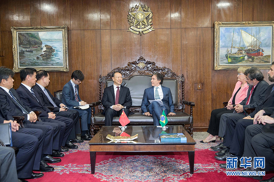 7月11日,在巴西首都巴西利亞,中共中央書記處書記、全國政協副主席杜青林(中左)會見巴西參議院議長歐尼西奧·奧利維拉(中右)。新華社記者李明攝 7月11日,在巴西首都巴西利亞,中共中央書記處書記、全國政協副主席杜青林(中左)會見巴西參議院議長歐尼西奧·奧利維拉(中右)。新華社記者李明攝