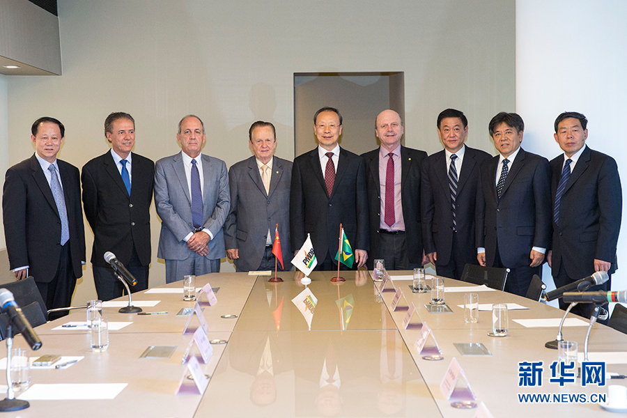 7月11日,在巴西首都巴西利亞,中共中央書記處書記、全國政協副主席杜青林(中)會見巴西民主運動黨總書記毛羅·洛佩斯(左四)。新華社記者李明攝 7月11日,在巴西首都巴西利亞,中共中央書記處書記、全國政協副主席杜青林(中)會見巴西民主運動黨總書記毛羅·洛佩斯(左四)。新華社記者李明攝