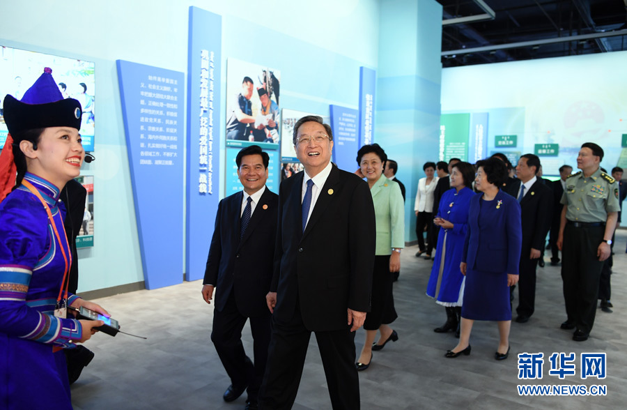 8月7日，中共中央政治局常委、全國(guó)政協(xié)主席、中央代表團(tuán)團(tuán)長(zhǎng)俞正聲率代表團(tuán)全體成員來(lái)到內(nèi)蒙古展覽館，參觀《守望相助團(tuán)結(jié)奮斗——慶祝內(nèi)蒙古自治區(qū)成立70周年展覽》。 新華社記者 張領(lǐng) 攝