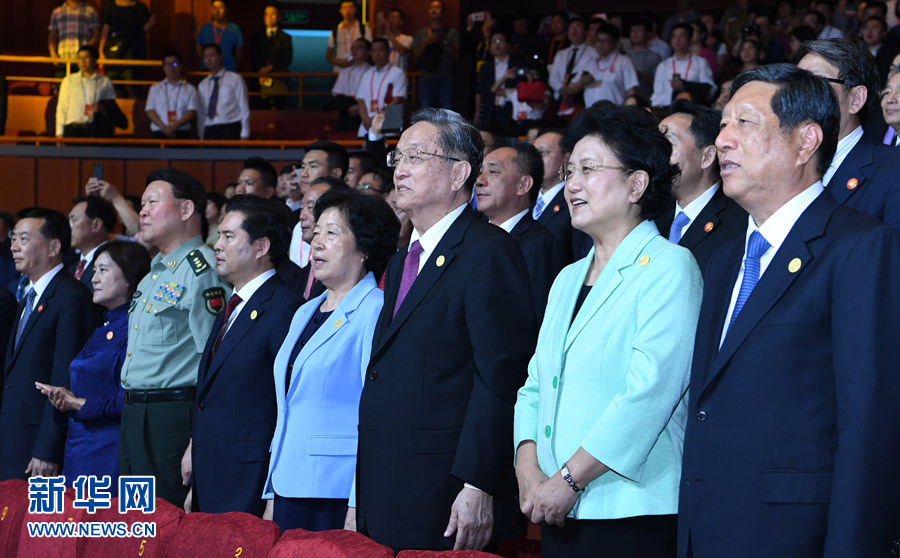 8月7日,慶祝內(nèi)蒙古自治區(qū)成立70周年文藝晚會《贊歌》在內(nèi)蒙古烏蘭恰特大劇院舉行。中共中央政治局常委、全國政協(xié)主席、中央代表團團長俞正聲和各族各界干部群眾等共約1300人觀看演出。新華社記者 張領(lǐng) 攝 8月7日,慶祝內(nèi)蒙古自治區(qū)成立70周年文藝晚會《贊歌》在內(nèi)蒙古烏蘭恰特大劇院舉行。中共中央政治局常委、全國政協(xié)主席、中央代表團團長俞正聲和各族各界干部群眾等共約1300人觀看演出。新華社記者 張領(lǐng) 攝