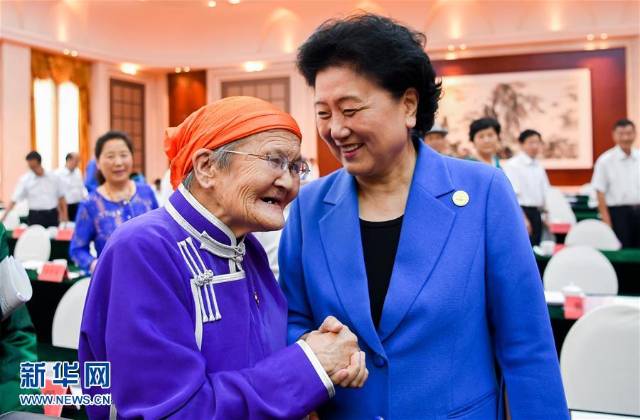 8月11日，中共中央政治局委員、國務(wù)院副總理、中央代表團(tuán)副團(tuán)長劉延?xùn)|率中央代表團(tuán)二分團(tuán)，看望慰問烏蘭察布各族干部群眾，轉(zhuǎn)達(dá)以習(xí)近平同志為核心的黨中央的親切關(guān)懷和全國人民的美好祝愿。這是劉延?xùn)|在出席烏蘭察布市慶祝內(nèi)蒙古自治區(qū)成立70周年座談會后，與“草原母親”都貴瑪親切交談。新華社記者 連振 攝