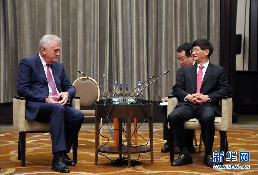 9月11日,在塞爾維亞首都貝爾格萊德,習(xí)近平主席特使、中共中央政治局委員、中央政法委書記孟建柱(右)會見塞爾維亞前總統(tǒng)尼科利奇(左)。新華社記者王慧娟攝 9月11日,在塞爾維亞首都貝爾格萊德,習(xí)近平主席特使、中共中央政治局委員、中央政法委書記孟建柱(右)會見塞爾維亞前總統(tǒng)尼科利奇(左)。新華社記者王慧娟攝