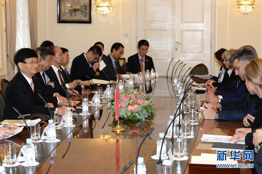 9月12日,克羅地亞總理普連科維奇(右二)在首都薩格勒布會見到訪的習(xí)近平主席特使、中共中央政治局委員、中央政法委書記孟建柱(左一)。新華社記者高磊攝 9月12日,克羅地亞總理普連科維奇(右二)在首都薩格勒布會見到訪的習(xí)近平主席特使、中共中央政治局委員、中央政法委書記孟建柱(左一)。新華社記者高磊攝