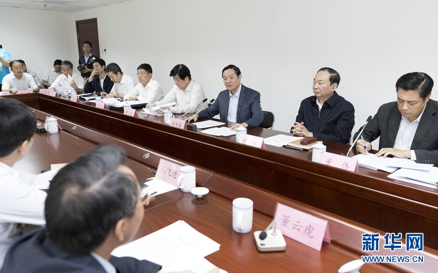 9月22日，中共中央政治局委員、中央書記處書記、中宣部部長劉奇葆在北京調研京劇像音像工程情況。這是劉奇葆與有關方面負責同志座談交流。新華社記者 丁海濤 攝