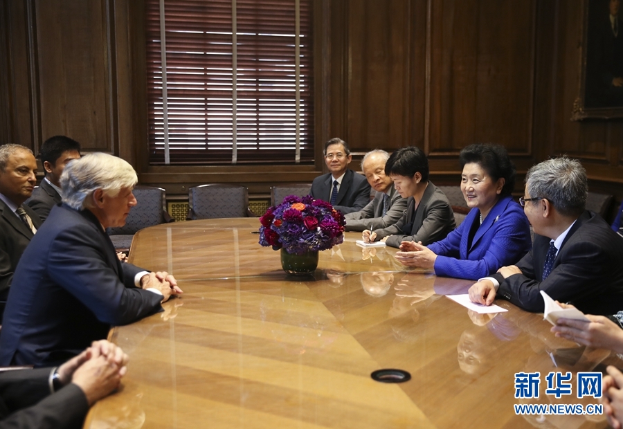 當地時間9月26日,國務院副總理劉延東在紐約哥倫比亞大學出席中美大學校長與智庫論壇并發表主旨演講。這是論壇開始前,國務院副總理劉延東(右二)會見哥倫比亞大學校長博林格(左)。新華社記者 王迎 攝 當地時間9月26日,國務院副總理劉延東在紐約哥倫比亞大學出席中美大學校長與智庫論壇并發表主旨演講。這是論壇開始前,國務院副總理劉延東(右二)會見哥倫比亞大學校長博林格(左)。新華社記者 王迎 攝