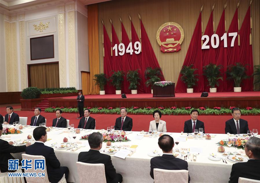 9月28日,全國政協辦公廳、中共中央統戰部、國務院僑辦、國務院港澳辦、國務院臺辦在北京人民大會堂聯合舉行國慶招待會。中共中央政治局常委、全國政協主席俞正聲與2800多名港澳臺僑各界代表歡聚一堂,慶祝中華人民共和國成立68周年。這是俞正聲在招待會上致辭。新華社記者 龐興雷 攝 9月28日,全國政協辦公廳、中共中央統戰部、國務院僑辦、國務院港澳辦、國務院臺辦在北京人民大會堂聯合舉行國慶招待會。中共中央政治局常委、全國政協主席俞正聲與2800多名港澳臺僑各界代表歡聚一堂,慶祝中華人民共和國成立68周年。這是俞正聲在招待會上致辭。新華社記者 龐興雷 攝