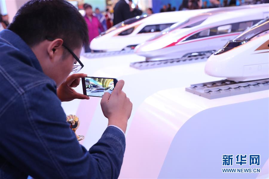 (十九大時(shí)光·圖文互動)(2)向著夢想,奮進(jìn)!——來自“砥礪奮進(jìn)的五年”大型成就展現(xiàn)場的報(bào)道