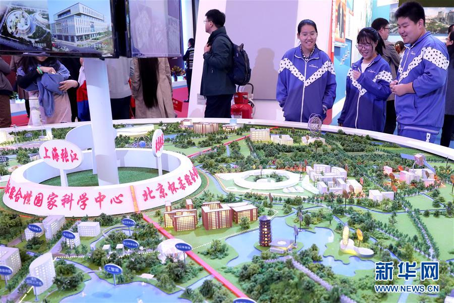 (十九大時(shí)光·圖文互動)(4)向著夢想,奮進(jìn)!——來自“砥礪奮進(jìn)的五年”大型成就展現(xiàn)場的報(bào)道