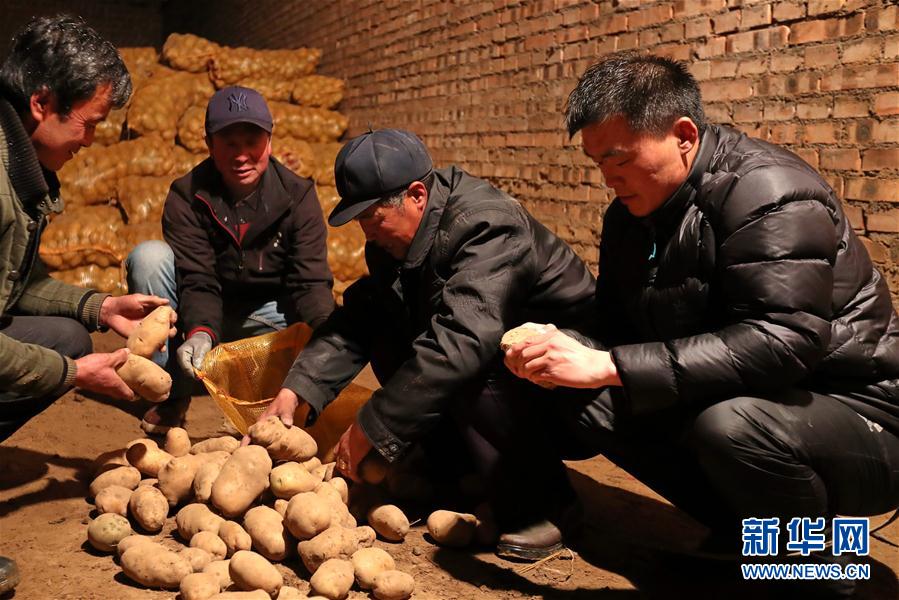 (十九大代表風采·圖文互動)(1)“第一書記”房瑞標:呂梁鄉親“最親近的人”