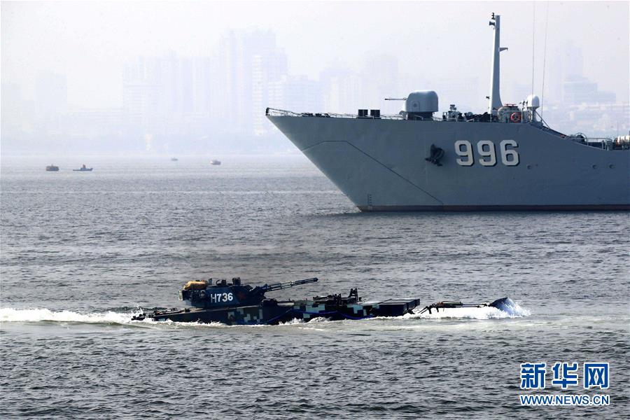 (新華全媒頭條·圖文互動)(7)備戰(zhàn)踏上新起點,練兵展現(xiàn)新氣象——2018中國軍隊新年開訓(xùn)全景大掃描