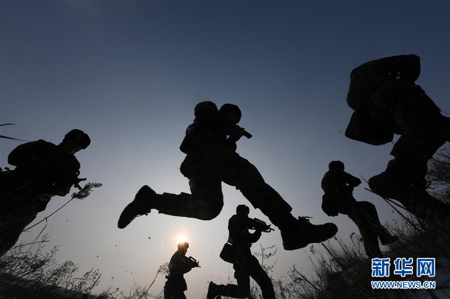 (新華全媒頭條·圖文互動)(12)備戰(zhàn)踏上新起點,練兵展現(xiàn)新氣象——2018中國軍隊新年開訓(xùn)全景大掃描