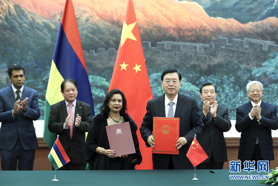 2月2日,全國人大常委會委員長張德江在北京人民大會堂與毛里求斯國民議會議長哈努曼吉舉行會談。這是雙方會談前共同出席中國全國人大與毛里求斯國民議會合作諒解備忘錄的簽字儀式。新華社記者 龐興雷 攝 2月2日,全國人大常委會委員長張德江在北京人民大會堂與毛里求斯國民議會議長哈努曼吉舉行會談。這是雙方會談前共同出席中國全國人大與毛里求斯國民議會合作諒解備忘錄的簽字儀式。新華社記者 龐興雷 攝