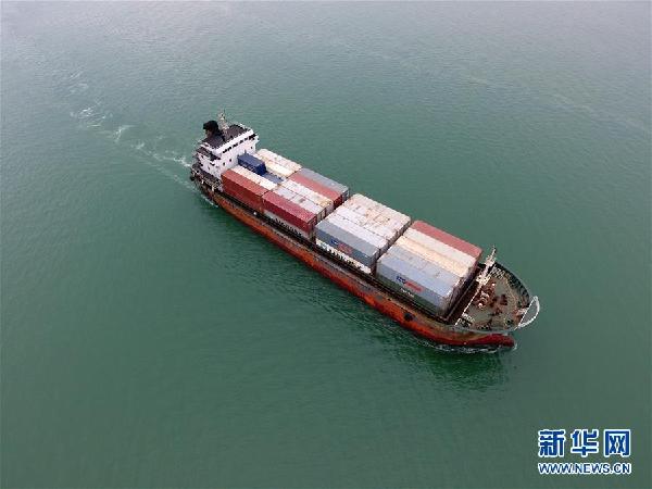 (在習(xí)近平新時(shí)代中國特色社會(huì)主義思想指引下——新時(shí)代新氣象新作為·圖文互動(dòng))(2)大工業(yè)與白海豚“共存共榮”——廣西欽州港深化改革開放構(gòu)建綠色發(fā)展高地