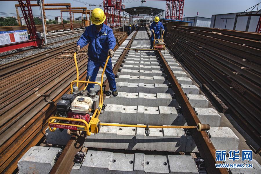 (經(jīng)濟(jì))(2)加緊制造蒙華鐵路軌排