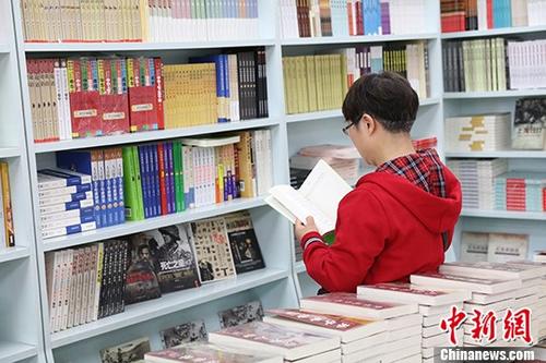 5月9日,一女子在哈爾濱市某書店選購圖書。從5月1日至5月4日,全國32家紙廠宣布漲價,各紙種漲價幅度為每噸100元至300元不等。對此,出版行業業內人士表示“因為紙張價格上漲,直接造成了出版成本的明顯增加,出版行業只能被迫對圖書定價進行調整。”
<a target='_blank' >中新社</a>記者 于琨 攝