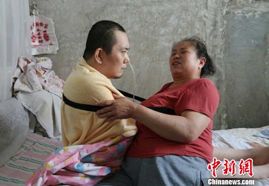 身體日漸衰老的梁青蘭每次幫兒子翻身、坐立，全身的衣物都要濕透一次?！∩忻鱾b 攝