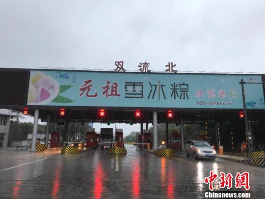 網(wǎng)傳車(chē)輛被淹的收費(fèi)站現(xiàn)狀。　鐘欣 攝