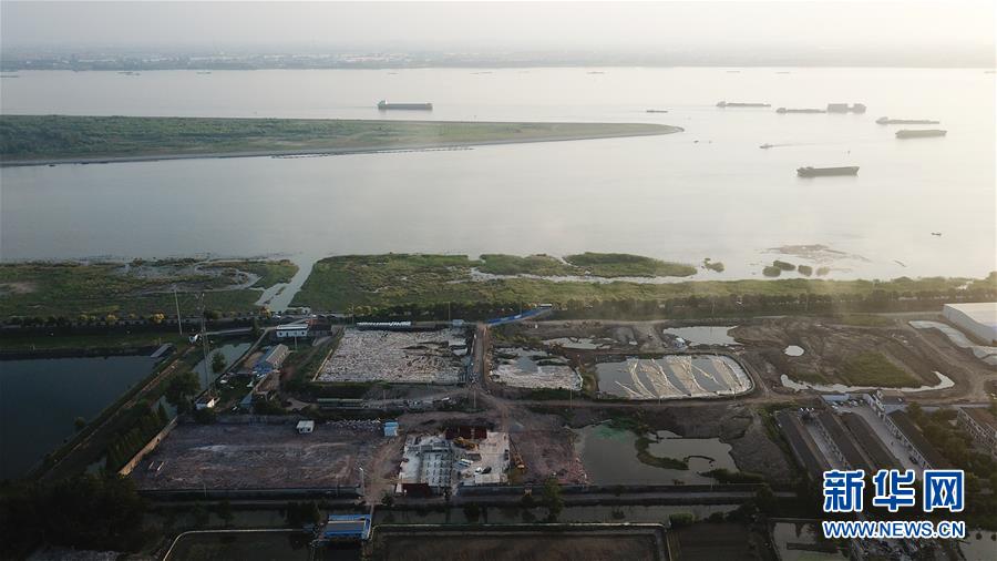 （新華視點·圖文互動）（6）中央督察兩年有的絲毫未改，有的不減反增——江蘇泰興數萬噸化工廢料和污泥堆放長江邊調查