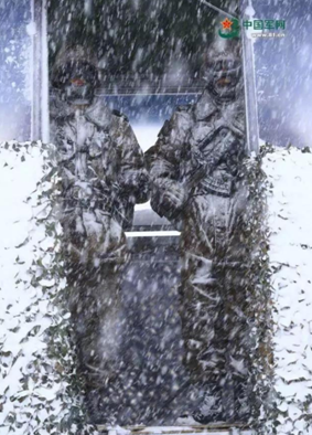 中國軍人:負重前行只為你能歲月靜好