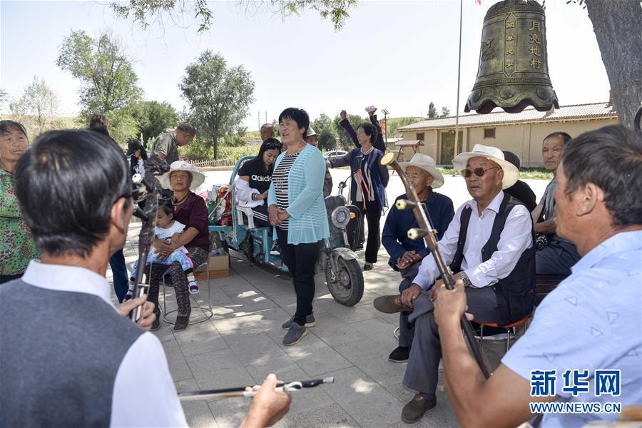 (圖文互動)(4)藝術家進村 新疆古老村莊煥發(fā)新顏