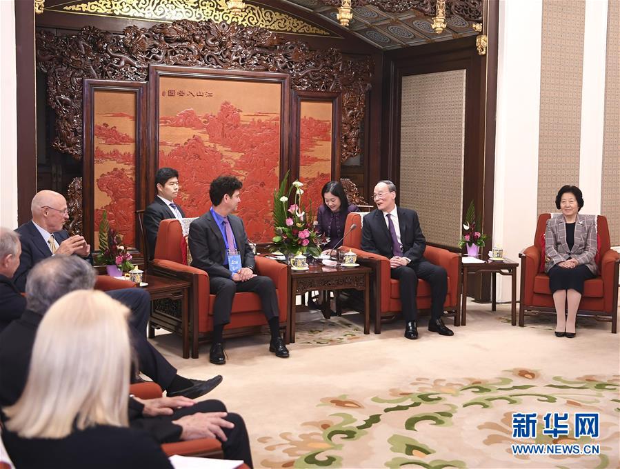 (時政)王岐山會見清華大學經濟管理學院顧問委員會海外委員和中方企業家委員