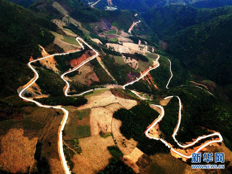 (輝煌60年·壯美新廣西·圖文互動)(7)從禿山到青山的蝶變——廣西石漠化治理10年再現(xiàn)發(fā)展生機(jī)