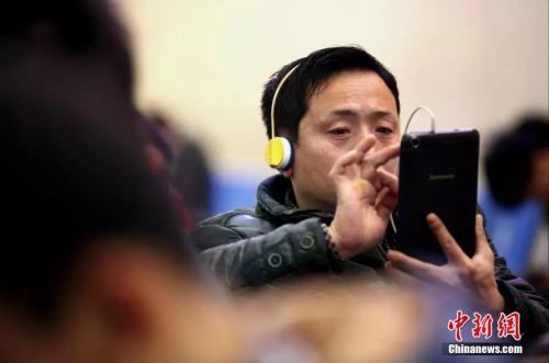 資料圖:候車室內,玩手機的“低頭族”隨處可見。刷微博、聊微信、玩游戲、看電影,高科技將大多旅客變為手機“低頭族”。<a target='_blank' ><p align=