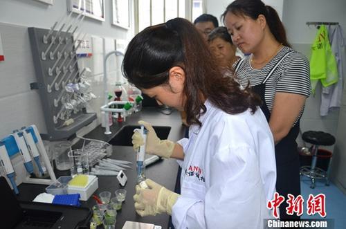 資料圖：工作人員根據(jù)消費(fèi)者要求現(xiàn)場檢驗(yàn)，共筑食品安全。<a target='_blank' ><p  align=