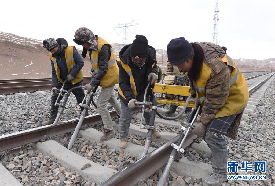 (新華全媒頭條·圖文互動)(3)他們是比鋼鐵還硬的漢子——天路之巔看不見的“軌枕”