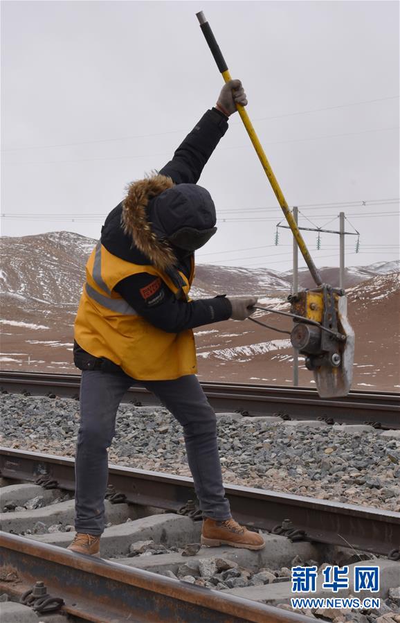 (新華全媒頭條·圖文互動)(4)他們是比鋼鐵還硬的漢子——天路之巔看不見的“軌枕”