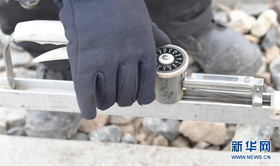 (新華全媒頭條·圖文互動)(5)他們是比鋼鐵還硬的漢子——天路之巔看不見的“軌枕”
