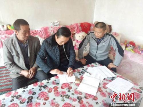 資料圖:圖為扶貧隊伍進(jìn)貧困戶里,給貧困戶宣講政策。 鐘欣 攝