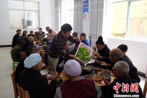 資料圖：社會福利中心吃飯的老人們。徐學練 攝。