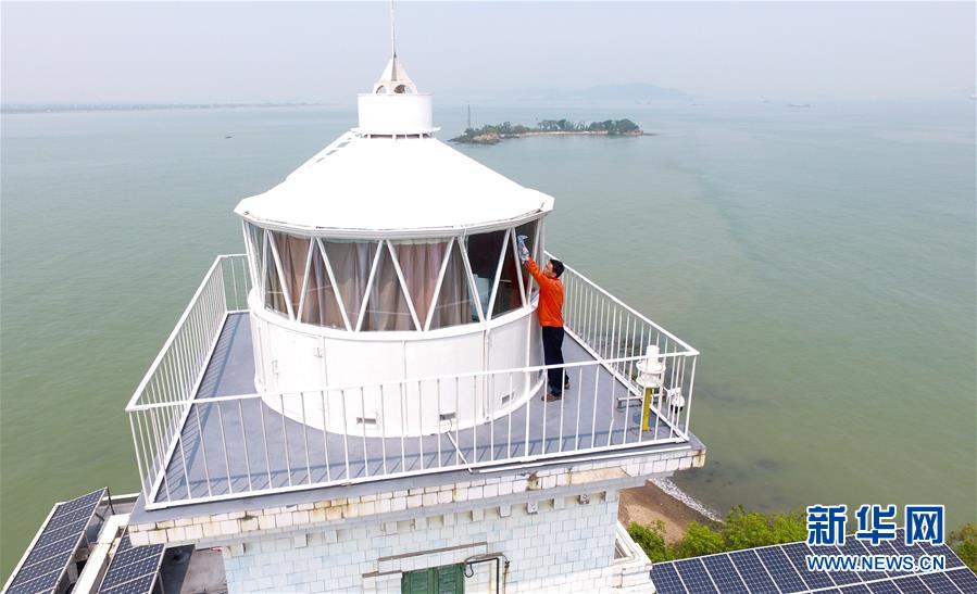 (新華全媒頭條·圖文互動)(5)守望——記舢舨洲“島主”黃燦明一門四代航標(biāo)工
