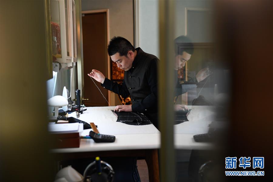 (壯麗70年·奮斗新時代·圖文互動)(6)“用心的作品是有靈魂的”——從“紅幫裁縫”到服裝名城