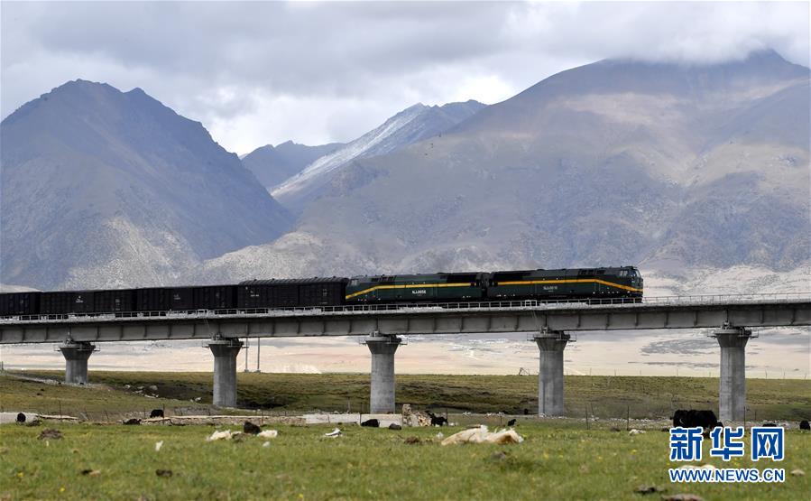 (壯麗七十年·奮斗新時(shí)代·圖文互動(dòng))(4)天路,讓世界屋脊不再遙遠(yuǎn)