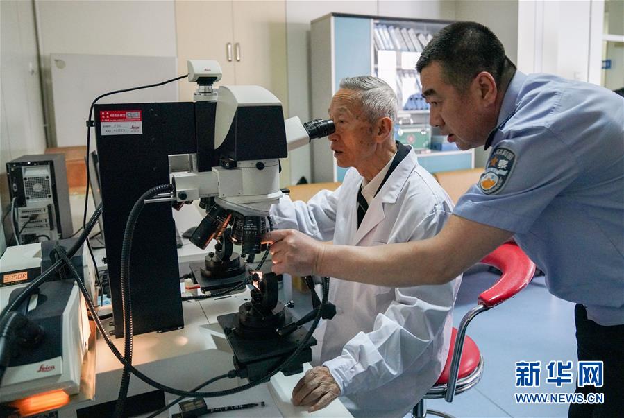 (新華全媒頭條·時代先鋒·圖文互動)(4)傳奇的英雄 無悔的忠誠——記刑偵痕跡檢驗專家崔道植