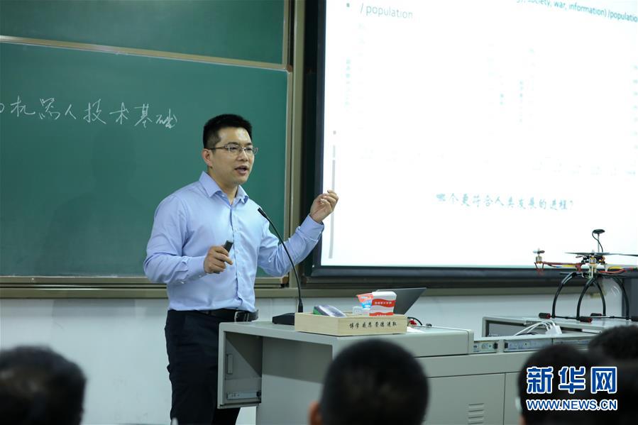 (圖文互動)(1)心懷藍天 逐夢云霄——記天津大學教授、一飛智控創始人齊俊桐