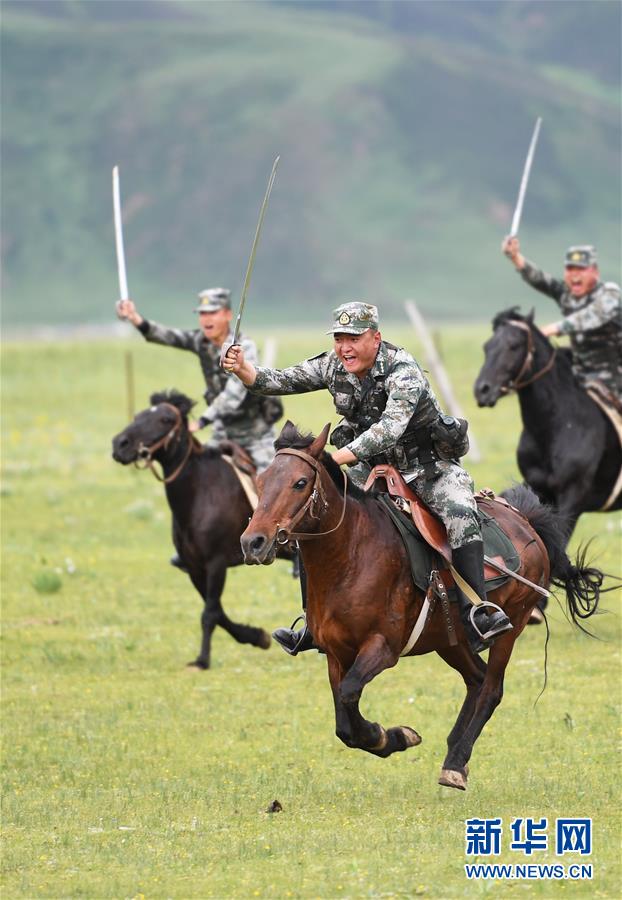 (新華全媒頭條·愛國情 奮斗者·圖文互動(dòng))(2)初心不改 紅心向黨——西部戰(zhàn)區(qū)陸軍某旅玉樹獨(dú)立騎兵連連長尼都塔生一家四代跟黨走紀(jì)實(shí)