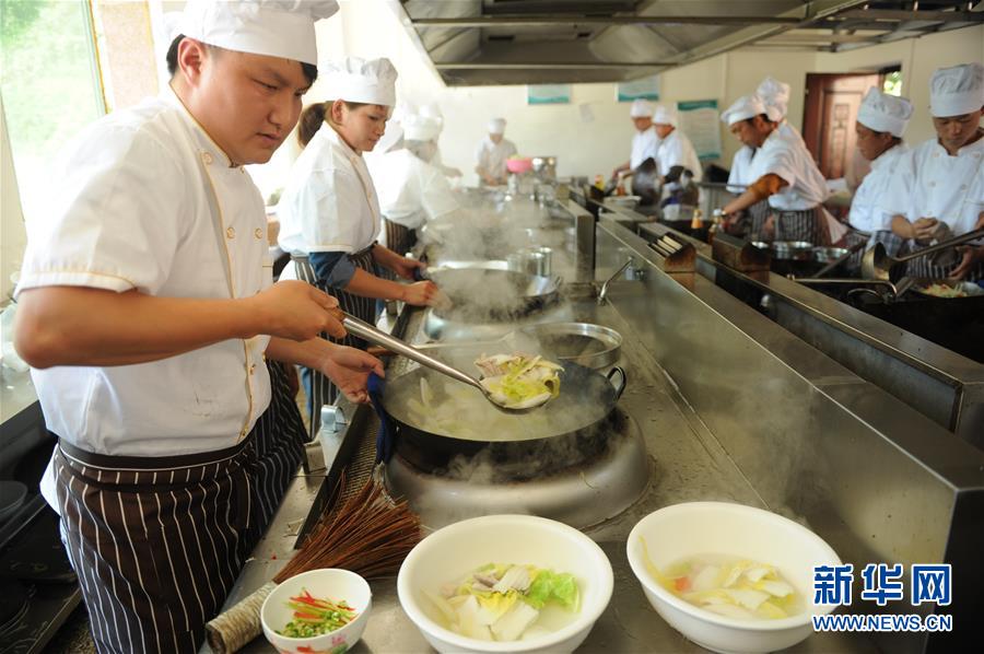 (壯麗70年·奮斗新時代——共和國發展成就巡禮·圖文互動)(5)多彩貴州闖新路