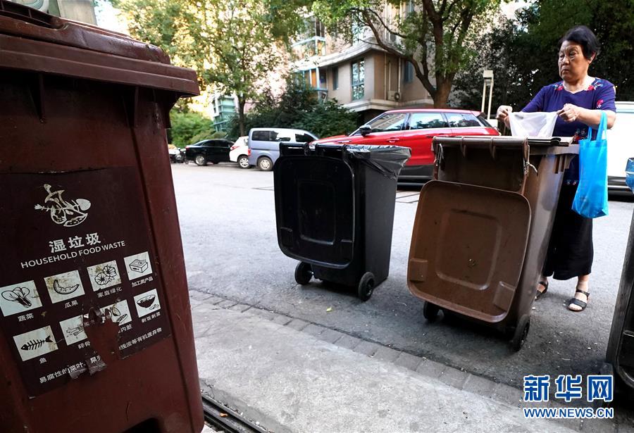 (新華視點(diǎn)·圖文互動(dòng))(1)上海垃圾分類“滿月”:“拎得清”了,“守得住”么?
