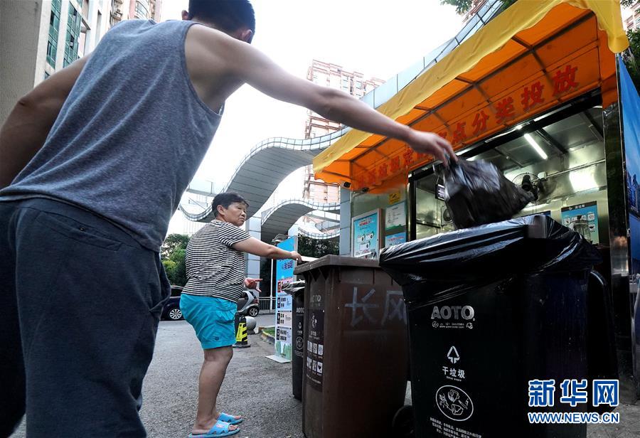 (新華視點(diǎn)·圖文互動(dòng))(3)上海垃圾分類“滿月”:“拎得清”了,“守得住”么?