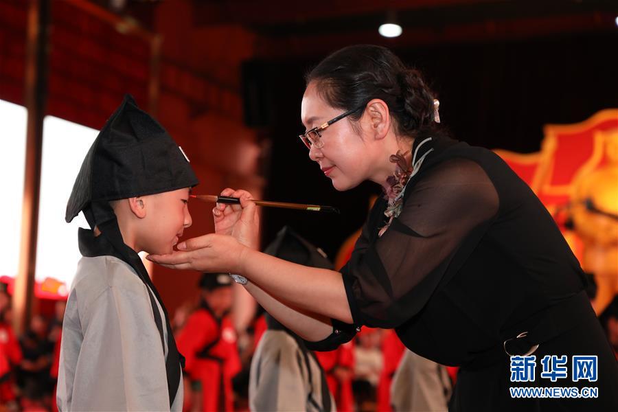 (愛(ài)國(guó)情 奮斗者·圖文互動(dòng))(1)張榮華:立足實(shí)業(yè)闖新路