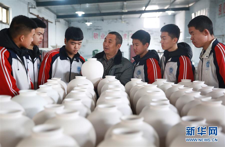 (壯麗70年·奮斗新時(shí)代——共和國發(fā)展成就巡禮·圖文互動(dòng))(3)優(yōu)先發(fā)展 奠基未來——共和國教育事業(yè)發(fā)展成就巡禮