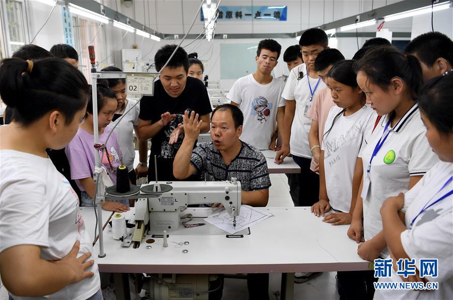 (壯麗70年·奮斗新時(shí)代——共和國發(fā)展成就巡禮·圖文互動(dòng))(4)優(yōu)先發(fā)展 奠基未來——共和國教育事業(yè)發(fā)展成就巡禮