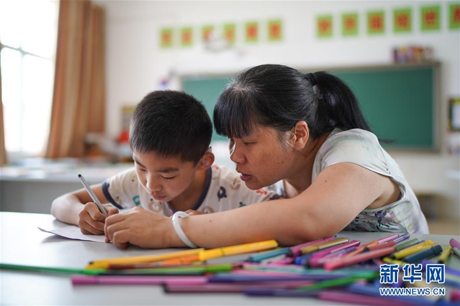 (壯麗70年·奮斗新時(shí)代——共和國發(fā)展成就巡禮·圖文互動(dòng))(5)優(yōu)先發(fā)展 奠基未來——共和國教育事業(yè)發(fā)展成就巡禮